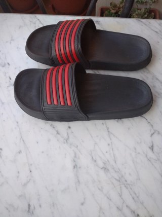 Ciabatte Nere e Rosse per Spiaggia/Piscina