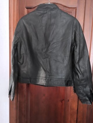 Chaqueta de cuero negra unisex de Adolfo Domínguez