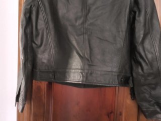Chaqueta de cuero negra unisex de Adolfo Domínguez