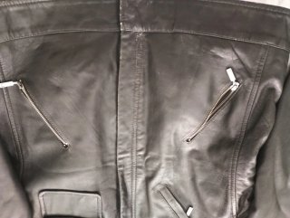 Chaqueta de cuero negra unisex de Adolfo Domínguez