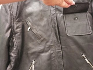 Chaqueta de cuero negra unisex de Adolfo Domínguez