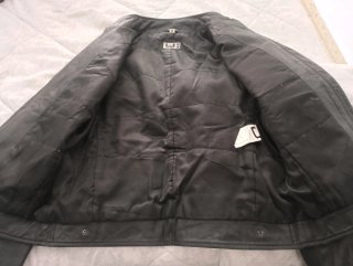 Chaqueta de cuero negra unisex de Adolfo Domínguez