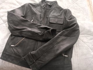 Chaqueta de cuero negra unisex de Adolfo Domínguez