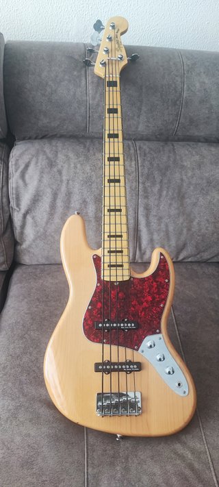 Bajo Fender Squier Jazz Bass 5 cuerdas