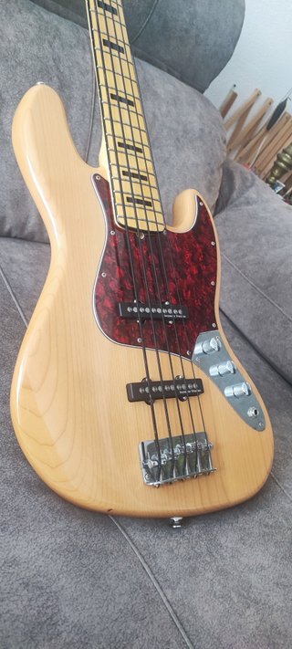 Bajo Fender Squier Jazz Bass 5 cuerdas