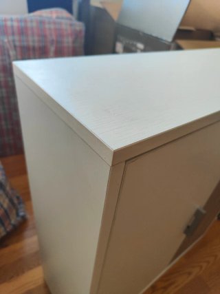 Armario blanco y madera