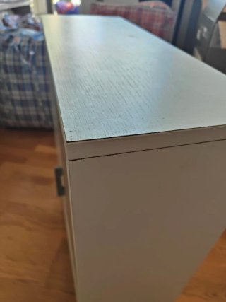 Armario blanco y madera