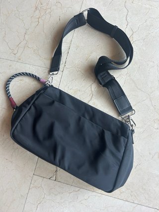 Borsa a spalla Parfois in nylon minimalista Y2K nera