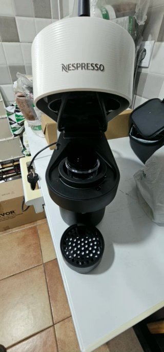 Cafetera Nespresso Blanca y Negra