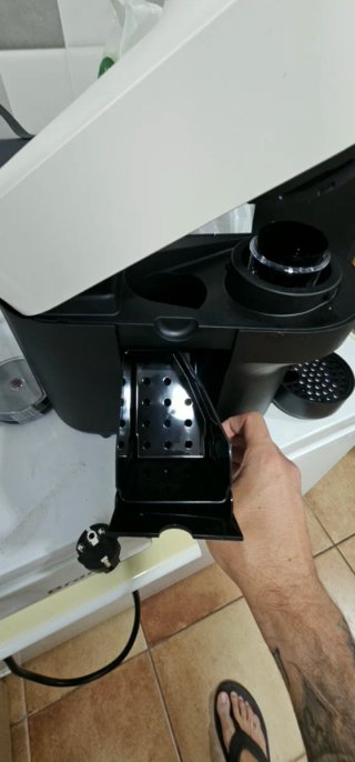 Cafetera Nespresso Blanca y Negra