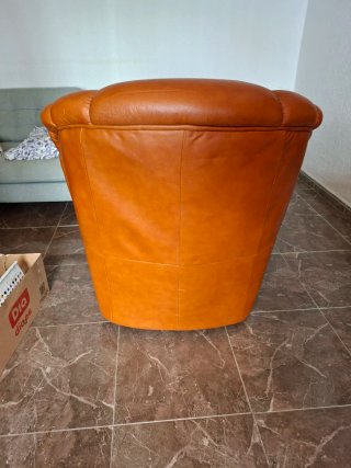 Butaca sofa de piel marrón anaranjado