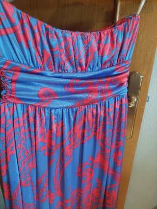 Vestido largo estampado azul y rosa con rebeca