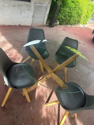 Mesa cristal y 4 sillas