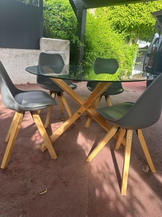 Mesa cristal y 4 sillas