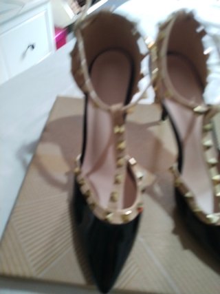Zapatos de tacón negros con tachuelas doradas