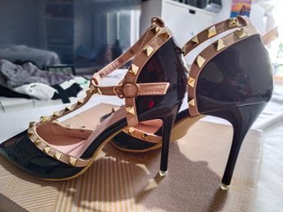 Zapatos de tacón negros con tachuelas doradas