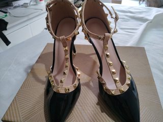 Zapatos de tacón negros con tachuelas doradas