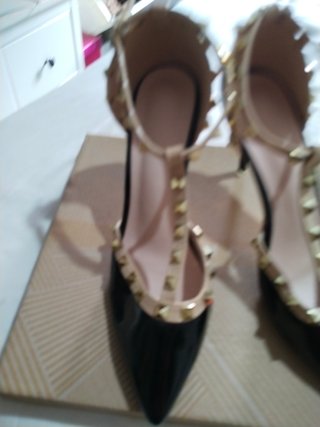 Zapatos de tacón negros con tachuelas doradas