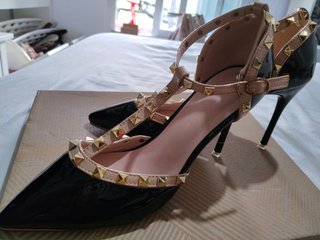 Zapatos de tacón negros con tachuelas doradas