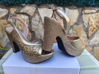 Zapatos de tacón dorados con purpurina