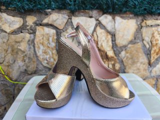 Zapatos de tacón dorados con purpurina