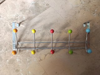 Perchero de puerta con bolas de colores