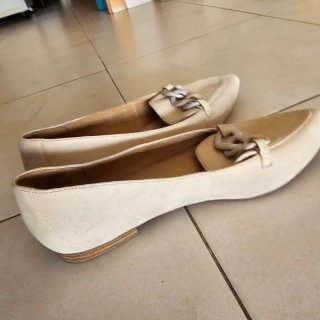 Zapatos planos beige con cadena