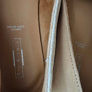 Zapatos planos beige con cadena