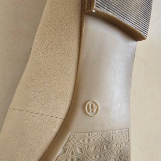 Zapatos planos beige con cadena