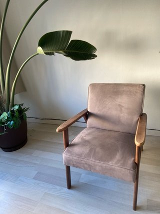 Mesa de salón grande y 2 sillas