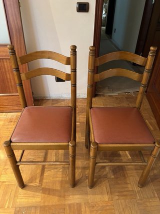 Mesa extensible + 2 sillas + 4 taburetes