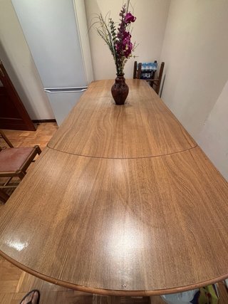Mesa extensible + 2 sillas + 4 taburetes