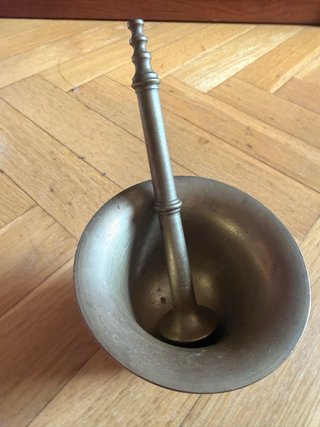 Antiguo Mortero Bronce Macizo Rostros