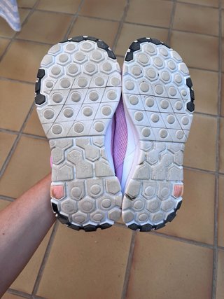 Zapatillas deportivas rosas y moradas