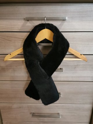 Bufanda de pelo negro.