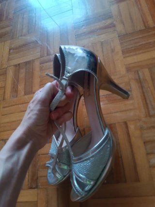 Zapatos de tacón plateados