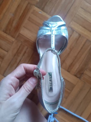 Zapatos de tacón plateados
