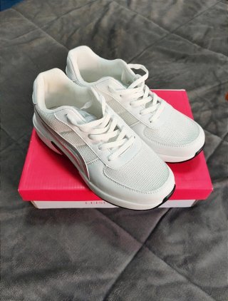 Deportivas blancas y calcetines.