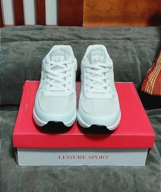 Deportivas blancas y calcetines.