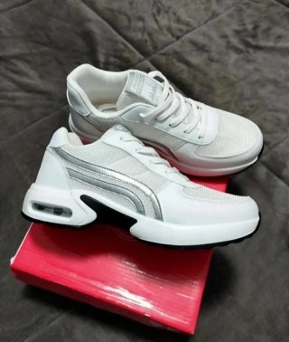 Deportivas blancas y calcetines.
