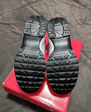 Deportivas blancas y calcetines.