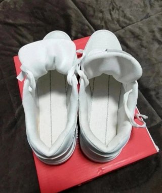 Deportivas blancas y calcetines.