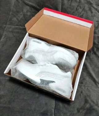 Deportivas blancas y calcetines.