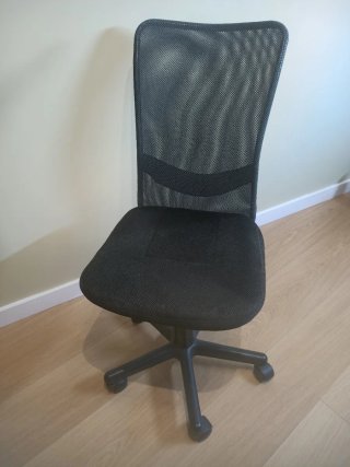 Silla de oficina negra con ruedas
