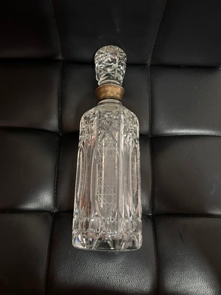 Bottiglia di liquore in cristallo intagliato con collo dorato