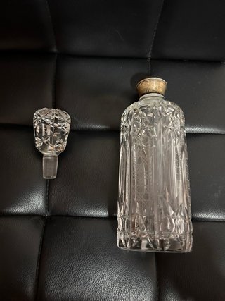Bottiglia di liquore in cristallo intagliato con collo dorato