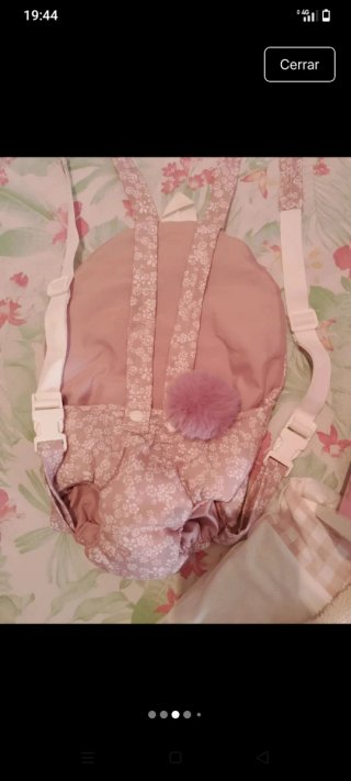 Muñeca bebé con cuna y ropa