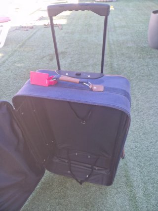 Maleta de viaje azul y marrón