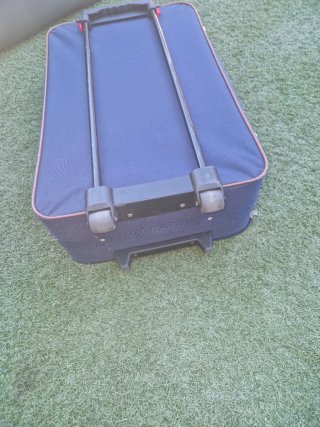 Maleta de viaje azul y marrón