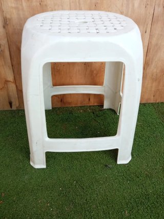 Taburete blanco de plástico